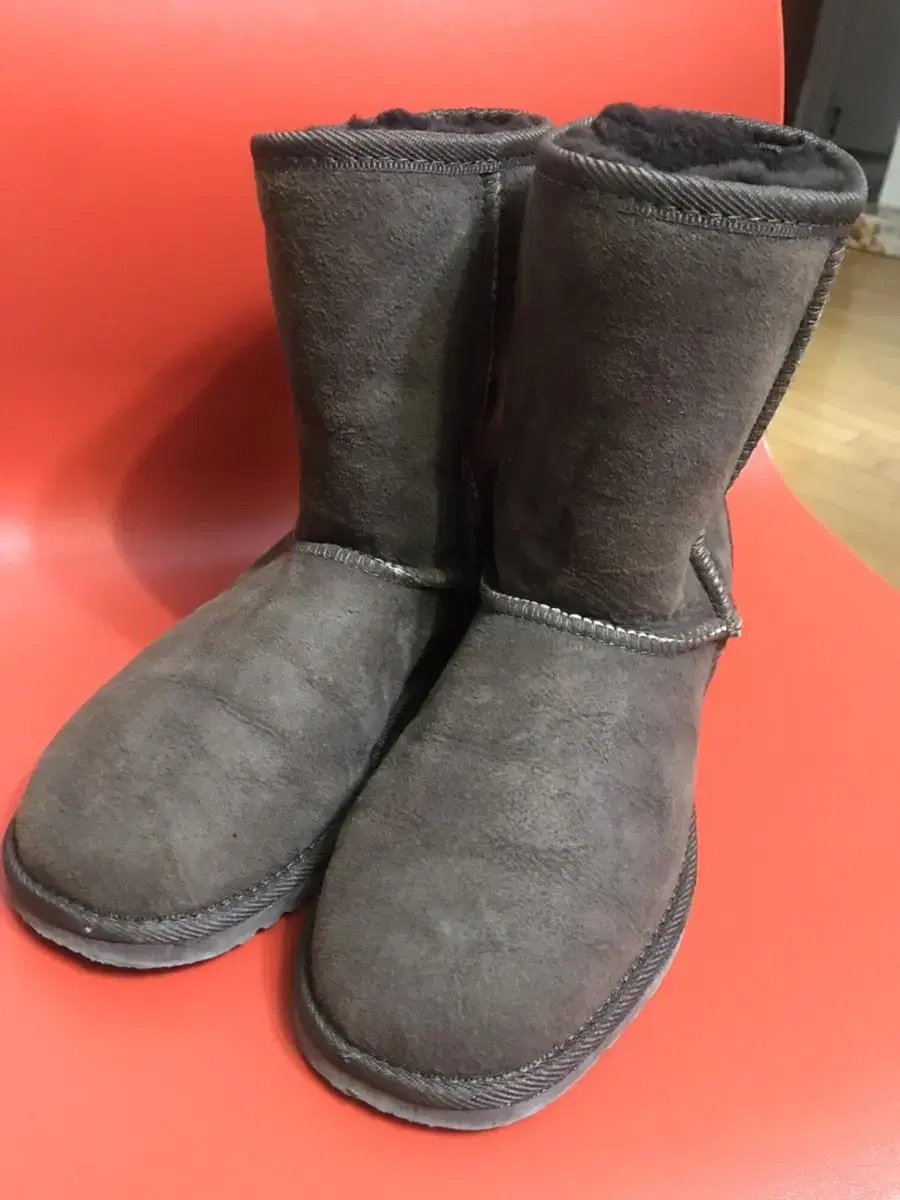 Ugg boots with metal label store on heel